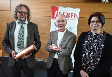 Gesamtleiter Marcel Pelikan, Architekt Matthias Dietz und Schulleiterin Christine Loy bei der Einweihung des sanierten Schulgebäudes