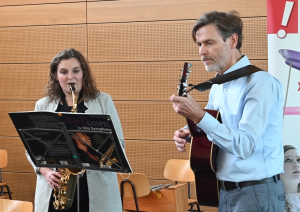 Lehrer der Dominikus Savio Schule begleiten die Einweihungsfeier musikalisch