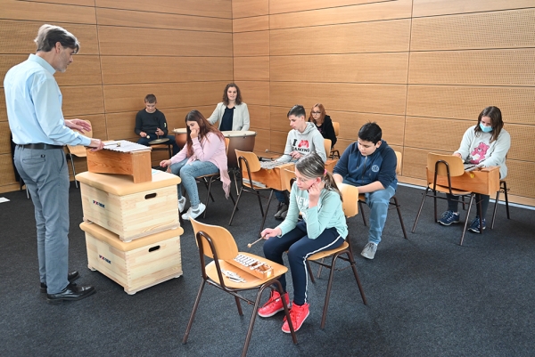 Schüler der Dominikus Savio Schule begleiten die Einweihungsfeier musikalisch
