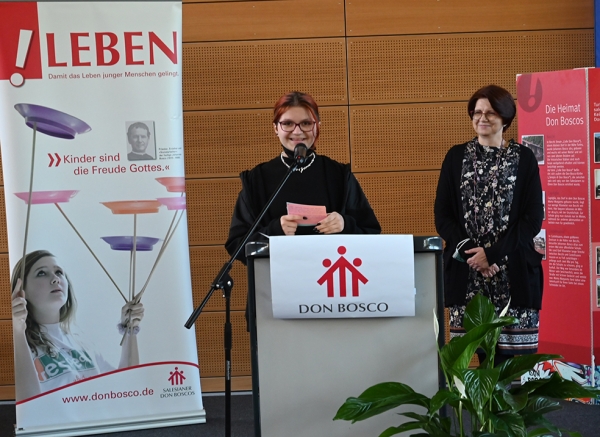 Schülersprecherin Pauline Schreiner bedankt sich für die neue Schule