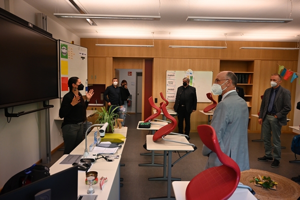 Blick in die neuen Klassenzimmer bei der Schulhausführung
