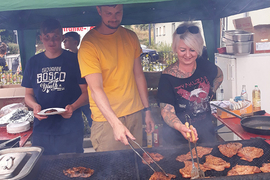 Grillstand beim Sommerfest der Dominikus Savio Schule Pfaffendorf