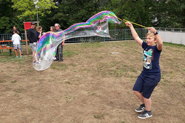 Riesenseifenblasen beim Sommerfest der Dominikus Savio Schule Pfaffendorf