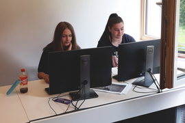 zwei Schülerinnen sitzen an Tischen der Dominikus Savio Schule Pfaffendorf am PC