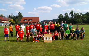 Die Teams des Fußballspiels zum Schuljahresabschluss im Jugendhilfezentrum Pfaffendorf