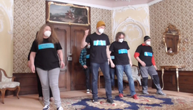Mitarbeiter des Jugendhilfezentrums Pfaffendorf tanzen die Jerusalem Dance Challenge