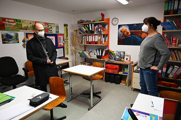 Der Würzburger Bischof Franz Jung lässt sich Das Projekt "Back to school" für schuldistanzierte Kinder zeigen