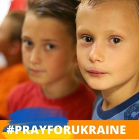 Waisen aus dem Kinderheim in Lemberg mit Hashtag #prayforukraine